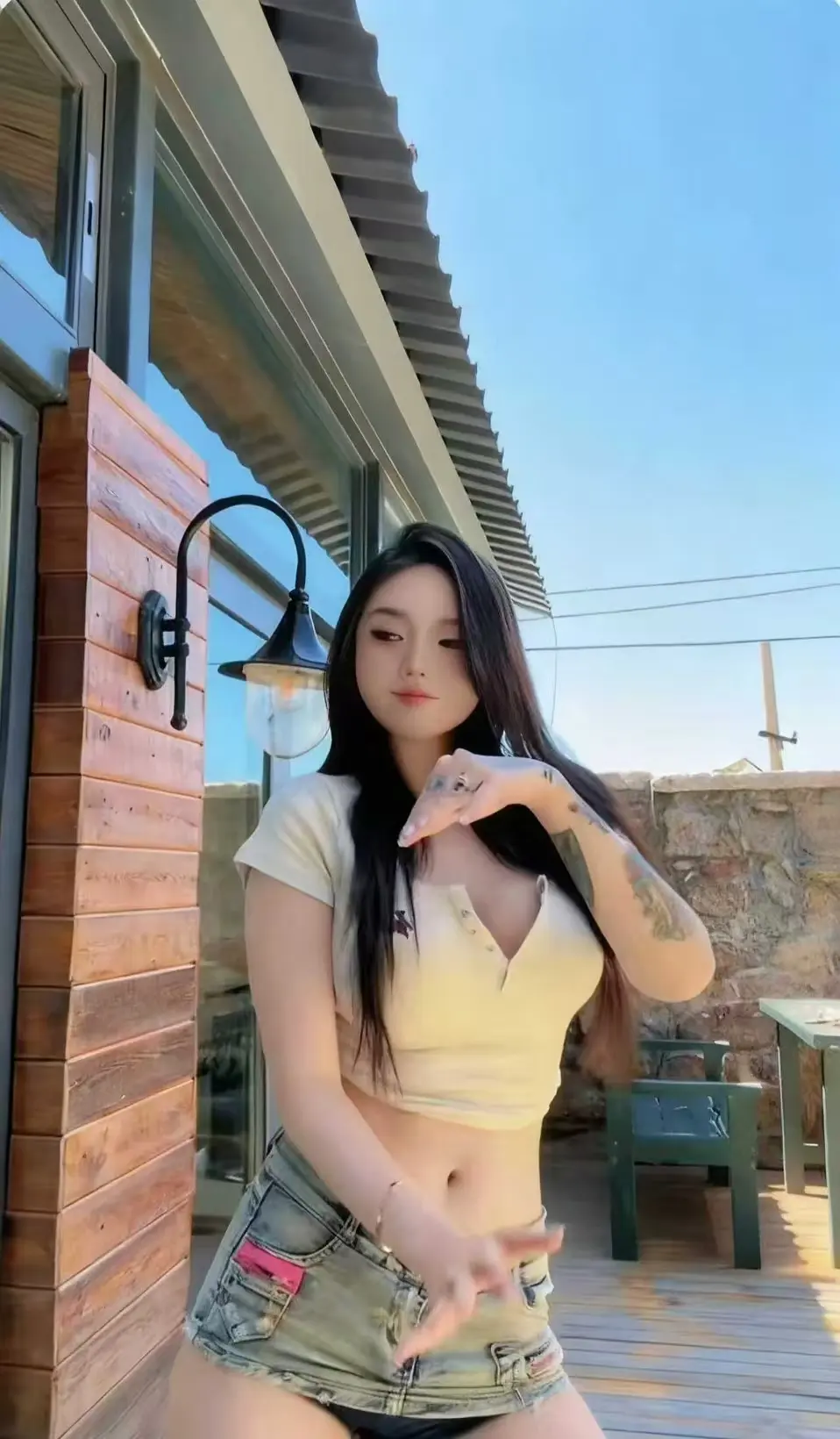 《Meena 成美男》高清全集免费在线看-无删减中文版资源开放获取-网盘观看备份存储-无广告流畅播放全剧集成美男