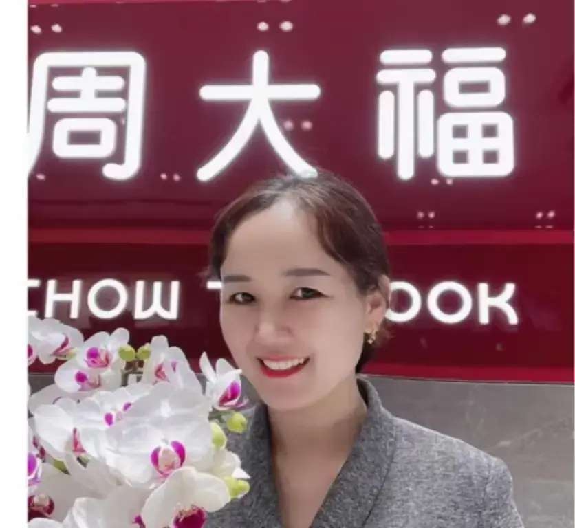 盐城周大福金店一拖三事件完整版视频-射阳门店突发一拖三-周大福速存看全集